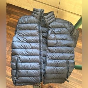 Patagonia- kids black puffer jacket